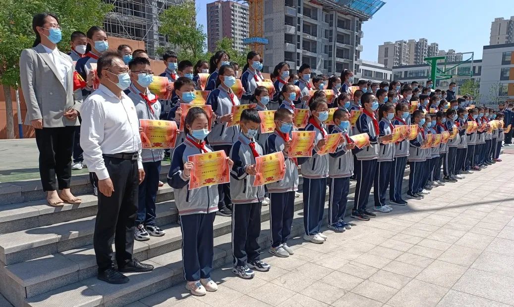 “疫”散复学日，济南历城区万象新天学校五、六年级举行隆重的升旗仪式