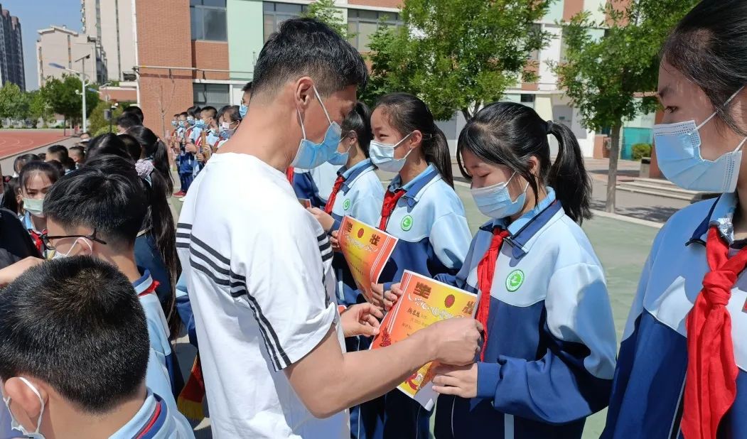 “疫”散复学日，济南历城区万象新天学校五、六年级举行隆重的升旗仪式