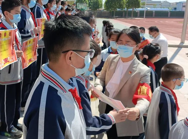 “疫”散复学日，济南历城区万象新天学校五、六年级举行隆重的升旗仪式