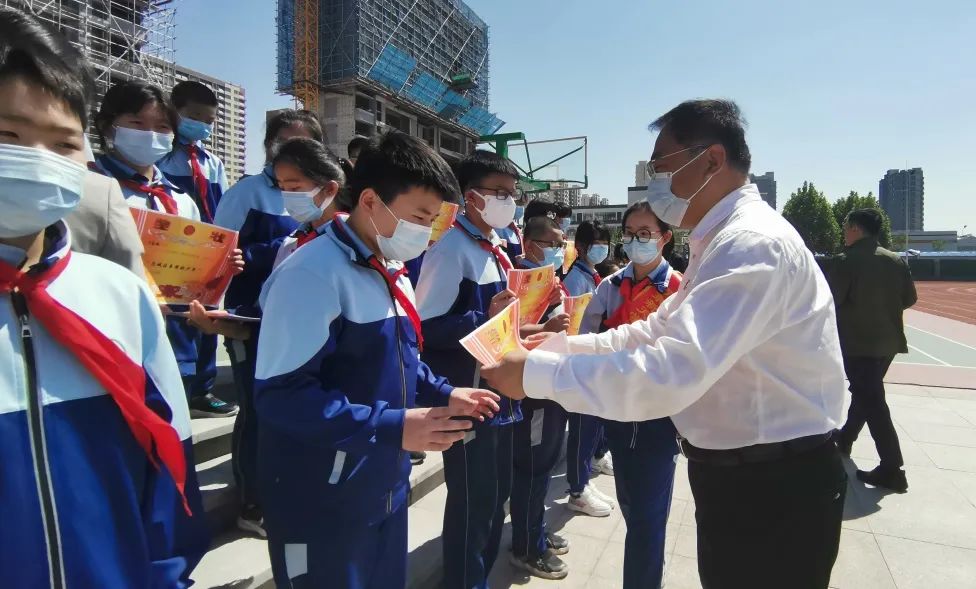 “疫”散复学日，济南历城区万象新天学校五、六年级举行隆重的升旗仪式