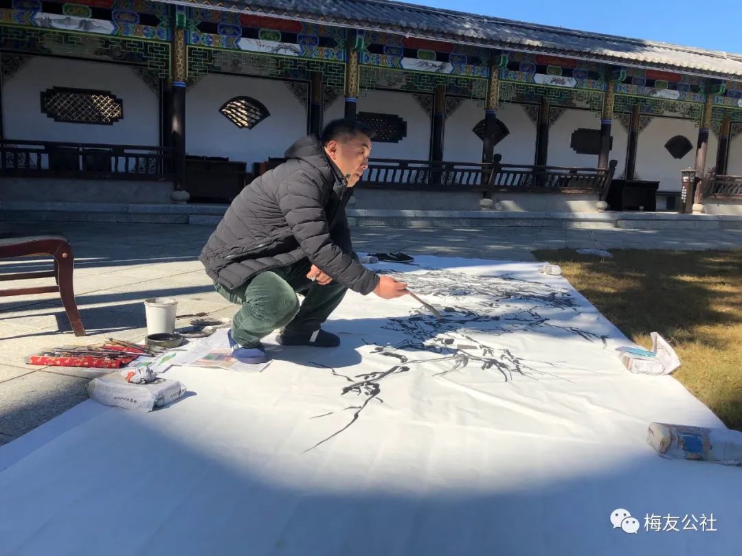 霜结千年香彻骨，半生相识是梅花——“梅痴”著名画家唐建写生“天下第一奇梅”花桥元梅