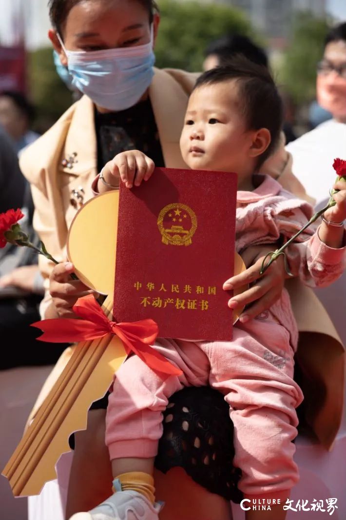 交房即交证，绿地四川遂宁1958锦华名门业主实现一手拿钥匙一手拿“红本”