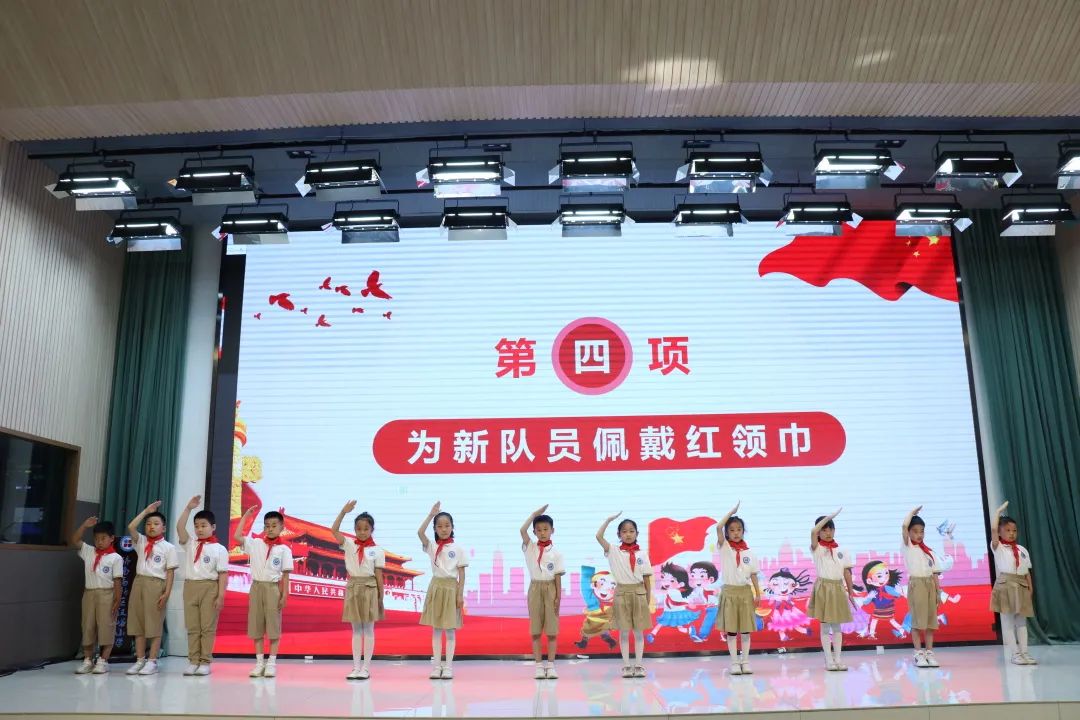 济南高新区汉峪小学2021级第一批新少先队员光荣入队