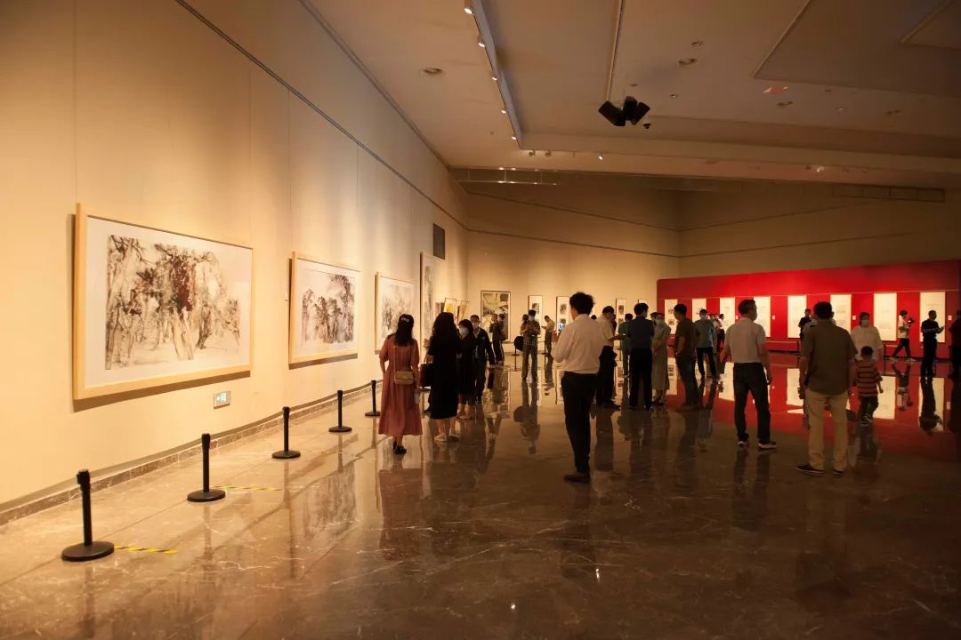 “只此云居——中国名家美术作品展”在济南市美术馆隆重开幕，共展出7位艺术家的作品70余件