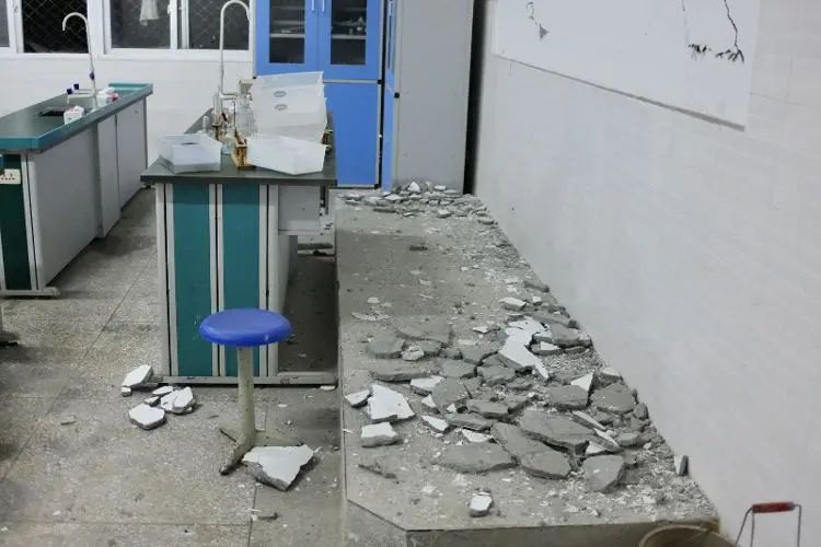 四川芦山6.1级地震后首夜：中学成临时安置点，饮食饮水均有保障