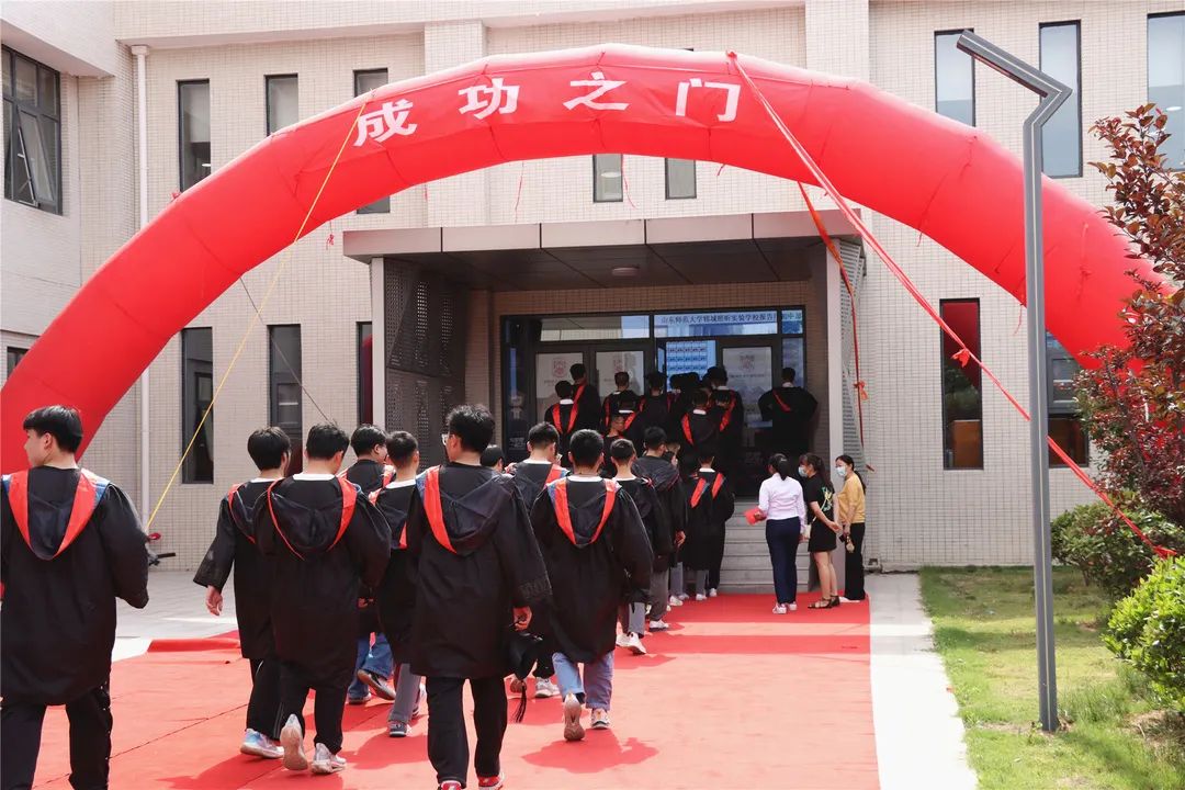 山师郓城照昕实验学校师生齐聚一堂，共同见证初三毕业青春盛典