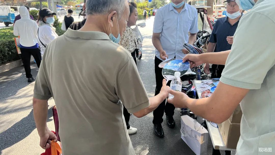 济宁龙翔·江东华府为高考学子爱心送水助力高考