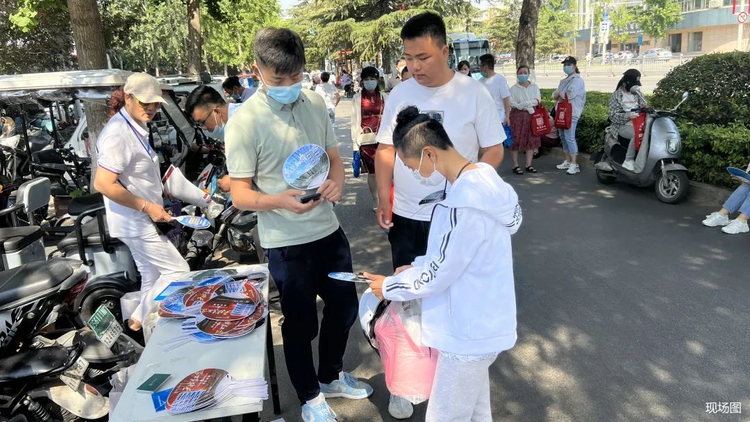 济宁龙翔·江东华府为高考学子爱心送水助力高考