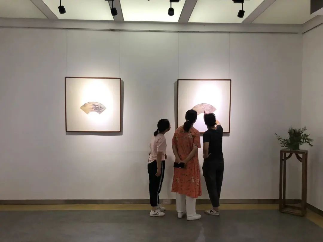 “穆如清风——任清扇面作品展”在山东云龙美术馆开展，欢迎前来“品扇纳凉”