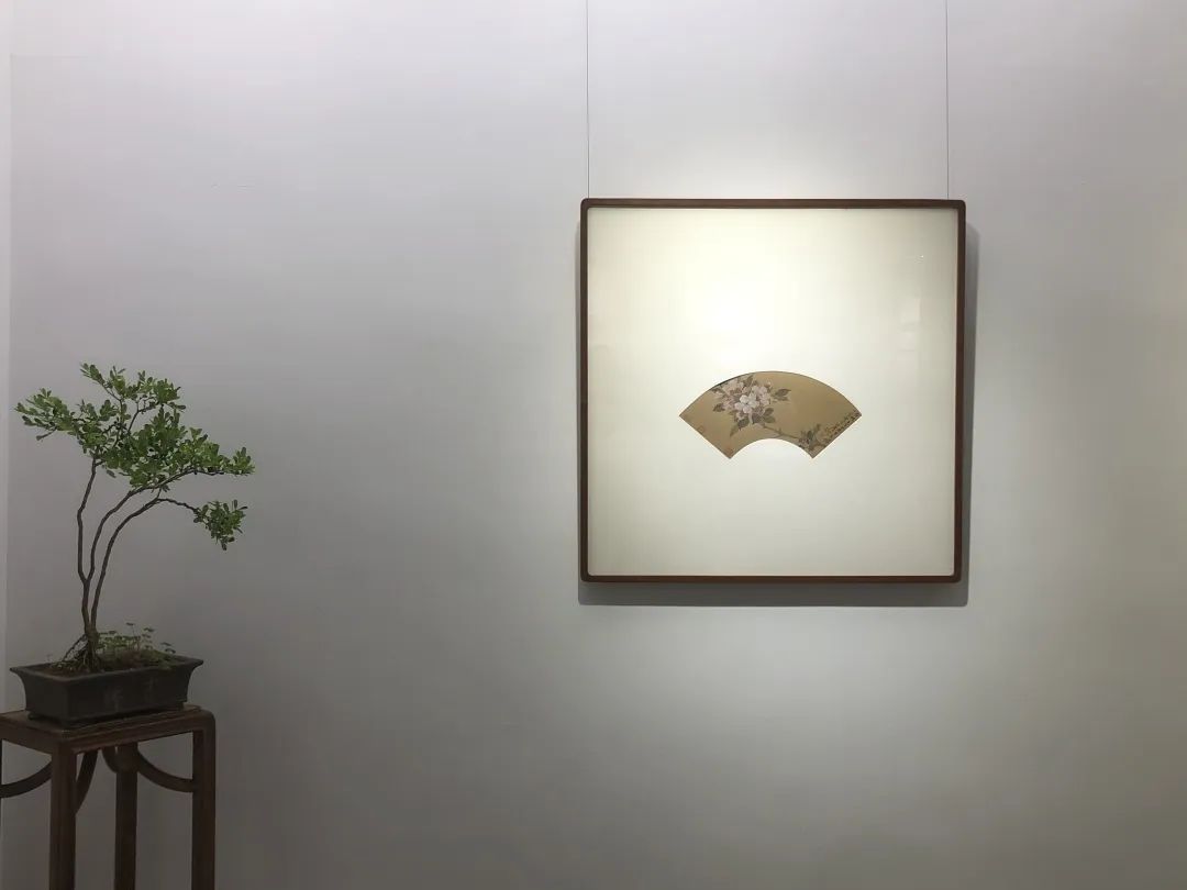 “穆如清风——任清扇面作品展”在山东云龙美术馆开展，欢迎前来“品扇纳凉”