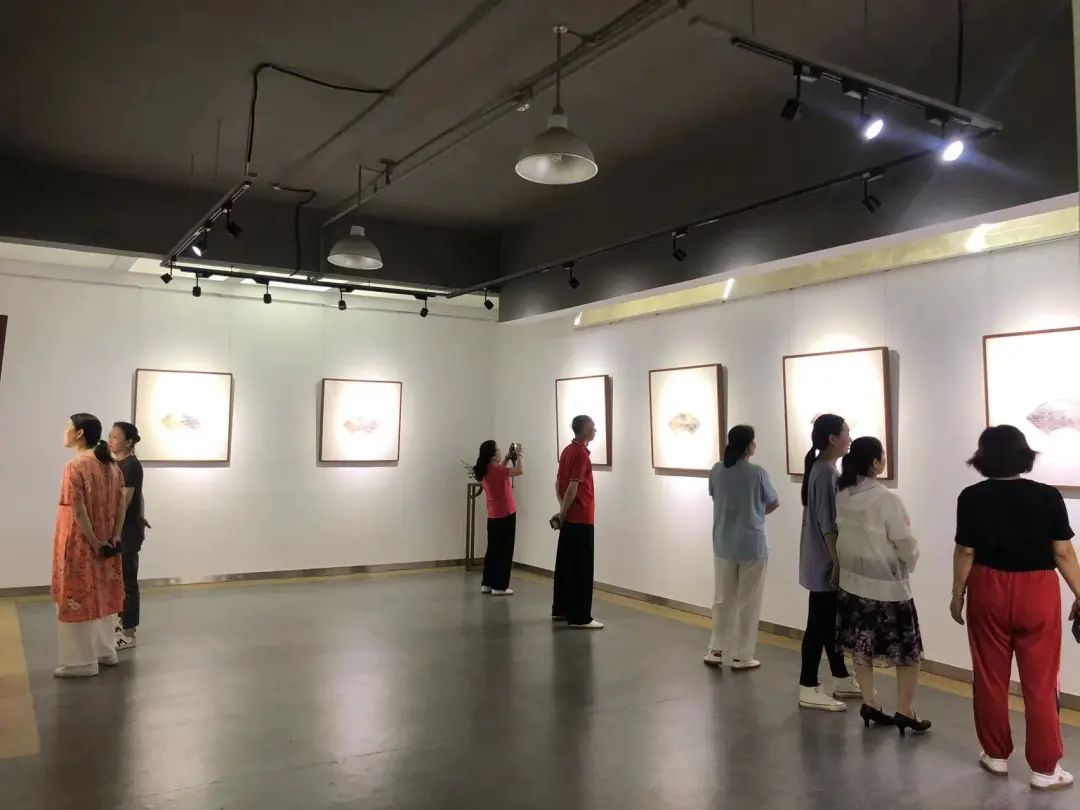 “穆如清风——任清扇面作品展”在山东云龙美术馆开展，欢迎前来“品扇纳凉”