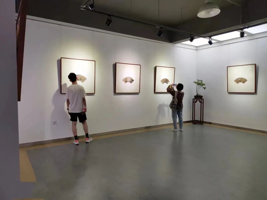 “穆如清风——任清扇面作品展”在山东云龙美术馆开展，欢迎前来“品扇纳凉”