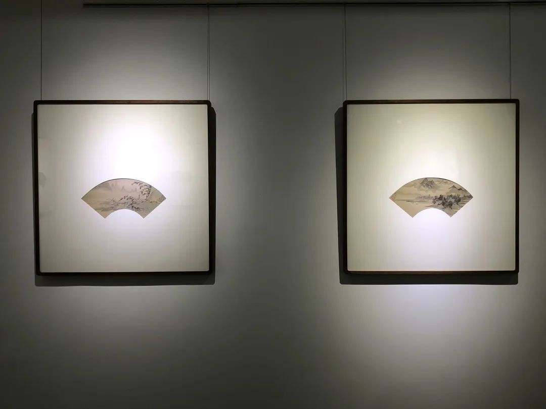 “穆如清风——任清扇面作品展”在山东云龙美术馆开展，欢迎前来“品扇纳凉”