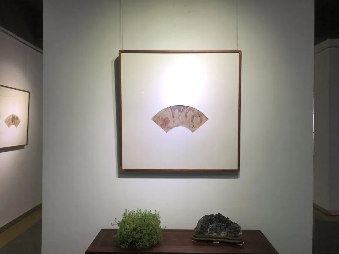 “穆如清风——任清扇面作品展”在山东云龙美术馆开展，欢迎前来“品扇纳凉”