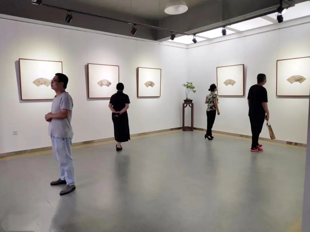 “穆如清风——任清扇面作品展”在山东云龙美术馆开展，欢迎前来“品扇纳凉”