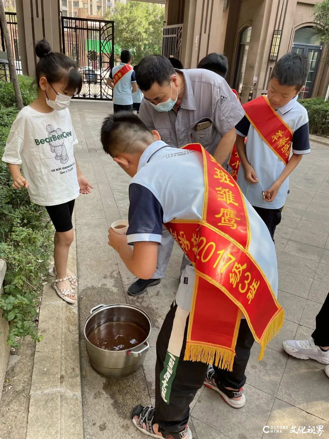 济南市祥泰实验学校五（3）中队举行“爱心绿豆汤 解暑送清凉”活动