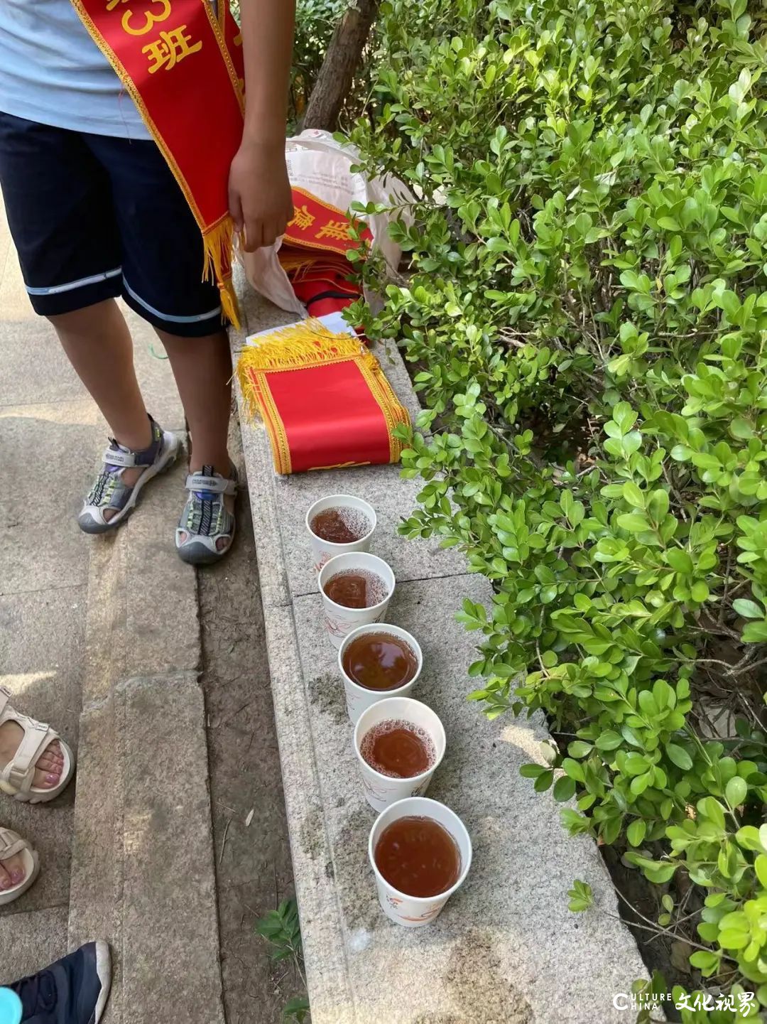 济南市祥泰实验学校五（3）中队举行“爱心绿豆汤 解暑送清凉”活动