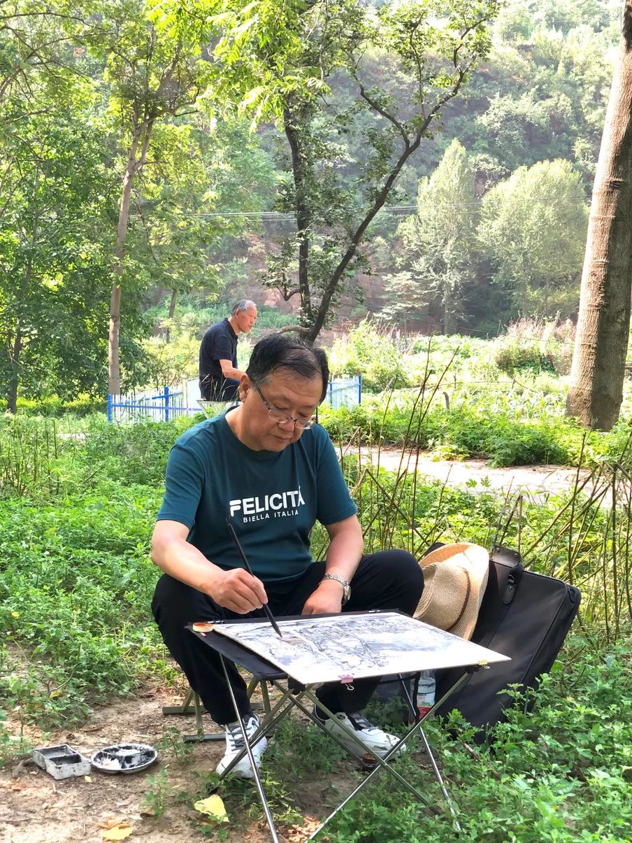 田绕青山好住家，短篱疏圃接丘麻——著名画家李伟写生平山采风记趣