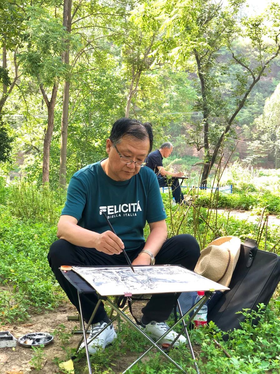 田绕青山好住家，短篱疏圃接丘麻——著名画家李伟写生平山采风记趣