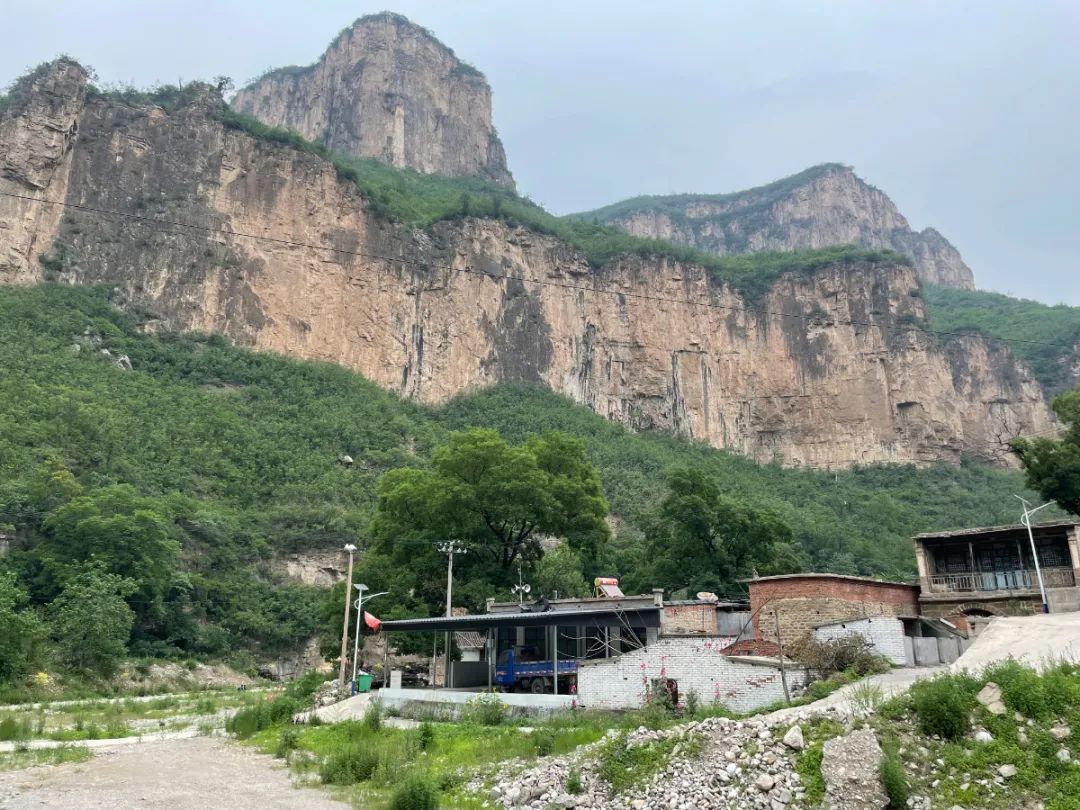 田绕青山好住家，短篱疏圃接丘麻——著名画家李伟写生平山采风记趣