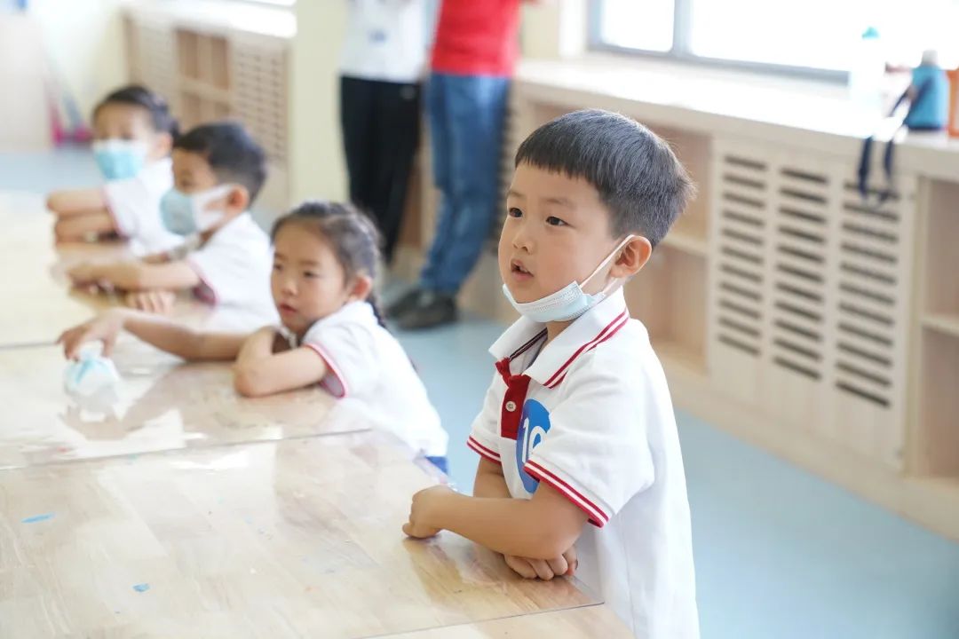 跨过“一门之隔”，济南慧思顿幼儿园的娃娃们到隔壁看看托马斯小学课堂什么样