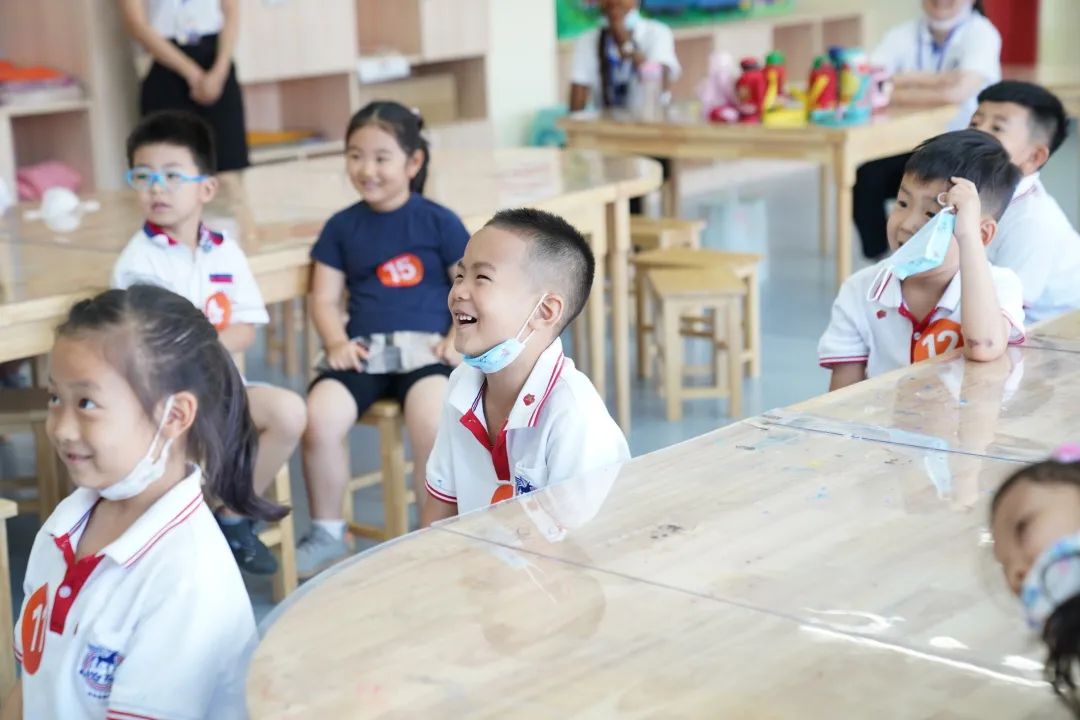 跨过“一门之隔”，济南慧思顿幼儿园的娃娃们到隔壁看看托马斯小学课堂什么样