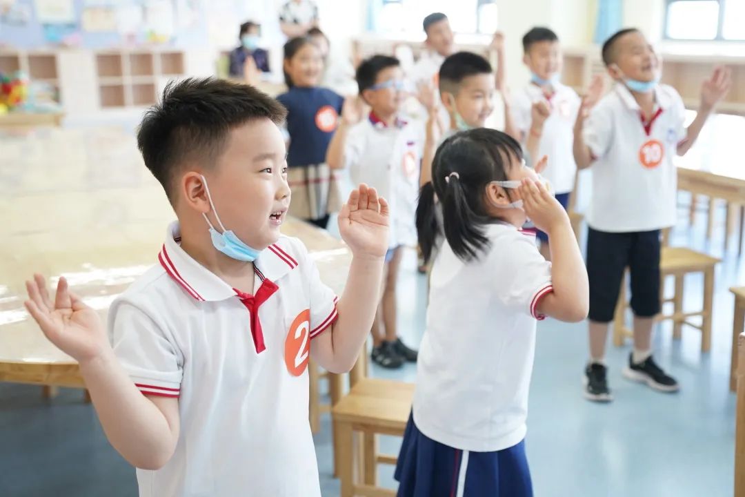 跨过“一门之隔”，济南慧思顿幼儿园的娃娃们到隔壁看看托马斯小学课堂什么样