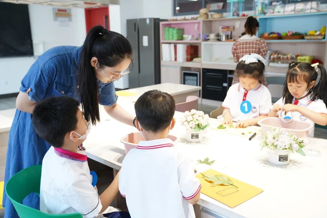 跨过“一门之隔”，济南慧思顿幼儿园的娃娃们到隔壁看看托马斯小学课堂什么样