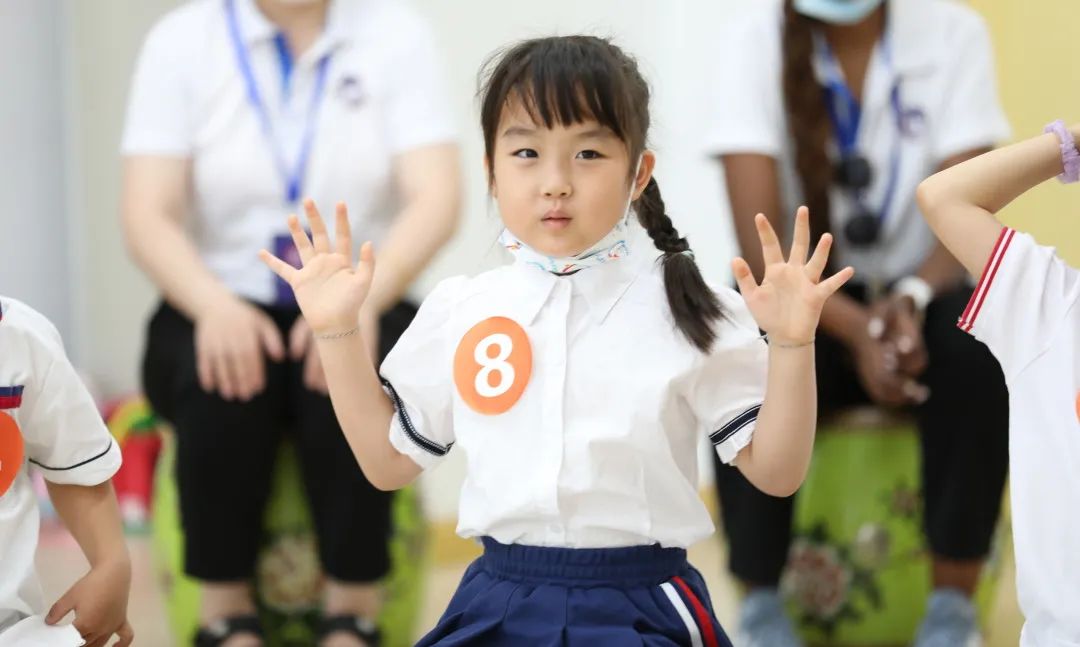 跨过“一门之隔”，济南慧思顿幼儿园的娃娃们到隔壁看看托马斯小学课堂什么样