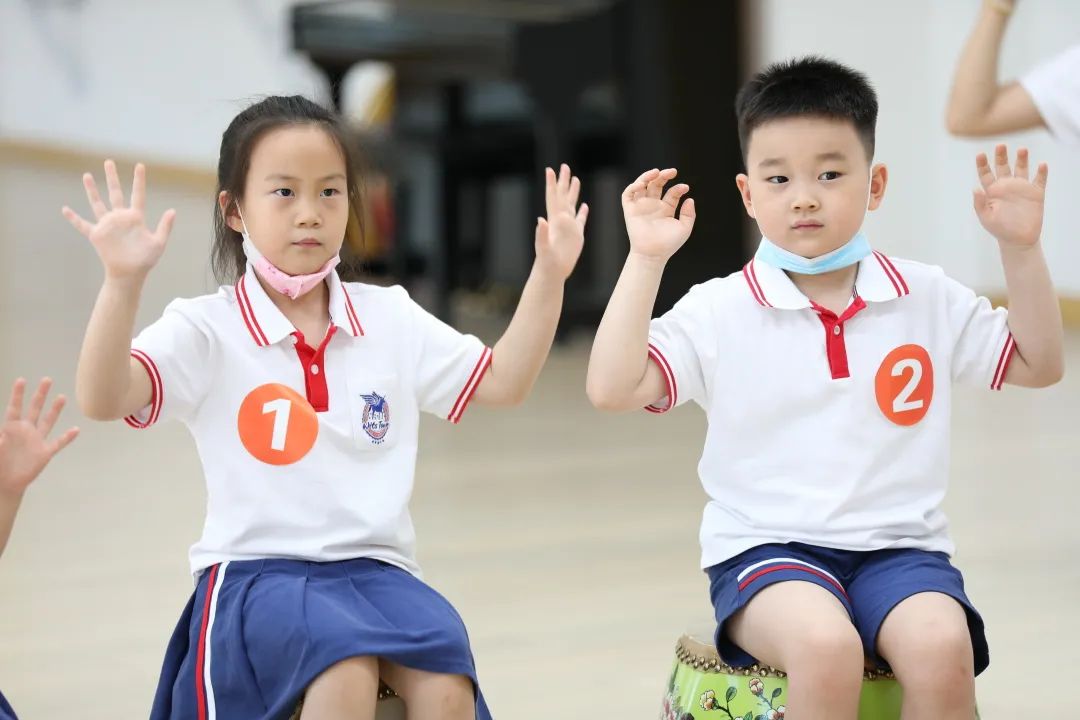 跨过“一门之隔”，济南慧思顿幼儿园的娃娃们到隔壁看看托马斯小学课堂什么样