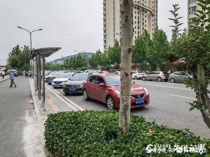 济南凤华路车辆乱停乱放无人管？交警：道路尚未移交