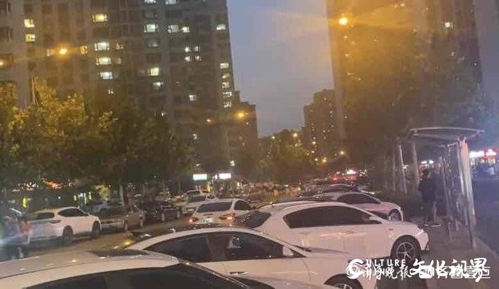 济南凤华路车辆乱停乱放无人管？交警：道路尚未移交