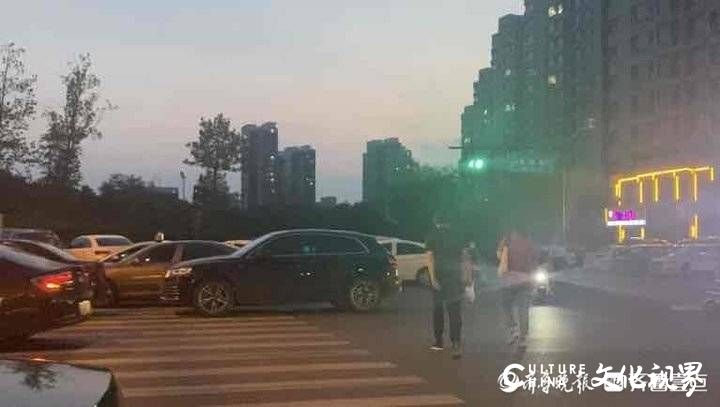 济南凤华路车辆乱停乱放无人管？交警：道路尚未移交