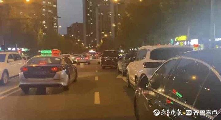 济南凤华路车辆乱停乱放无人管？交警：道路尚未移交