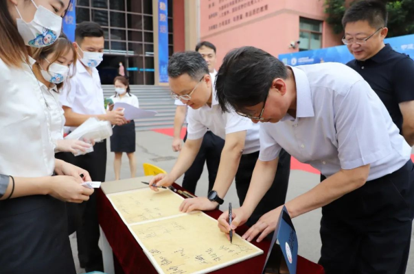 济南长清湖实验学校“花开在眼前”建校六周年素质教育成果展成功举办