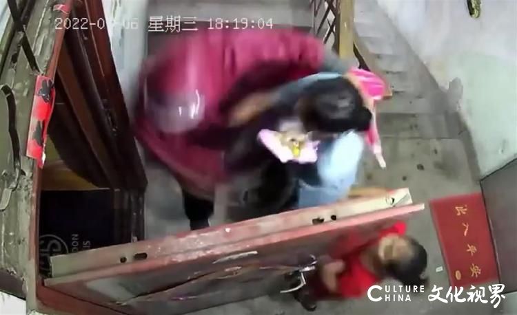烟台莱阳警方通报“母女进家门被雨衣男拖拽”：嫌疑人已被刑拘