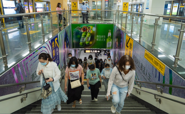 登上青岛纯生的特色专列，与肖战一起开启鲜活旅程