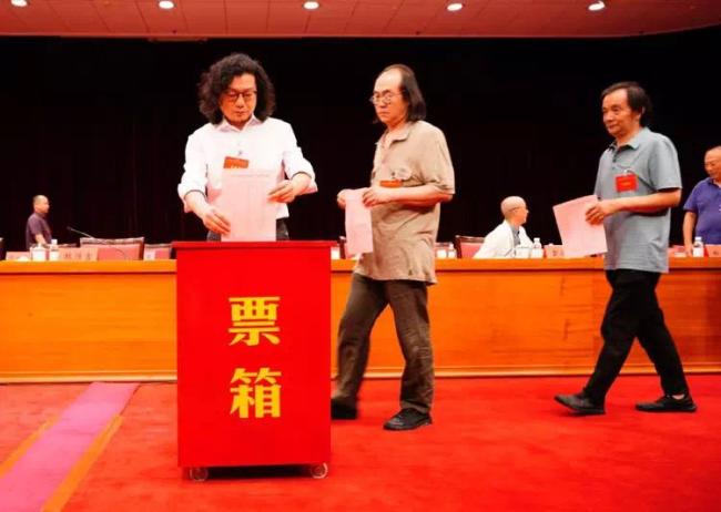 青岛市美术家协会第六次会员代表大会召开，张风塘当选新一届主席，赵峰等13人当选为副主席