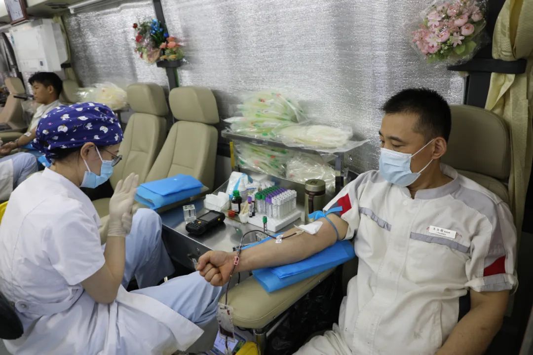 银座汽车组织广大干部职工开展公益献血活动，展现鲁商担当