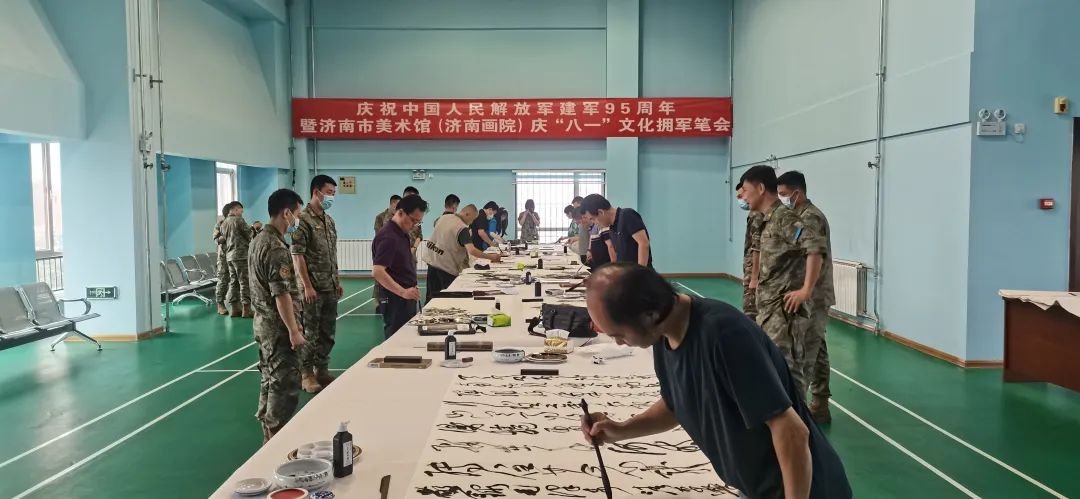 济南市美术馆（济南画院）庆“八一”文化拥军活动走进驻济部队，捐赠30余幅现场创作的书画作品