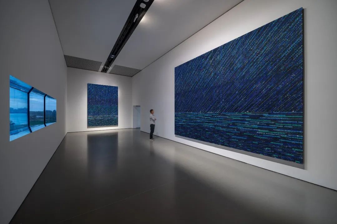 著名艺术家丁乙大型个展“流动的无限”8月13日将在青岛西海美术馆开幕，50件作品讲述30年艺术成长史