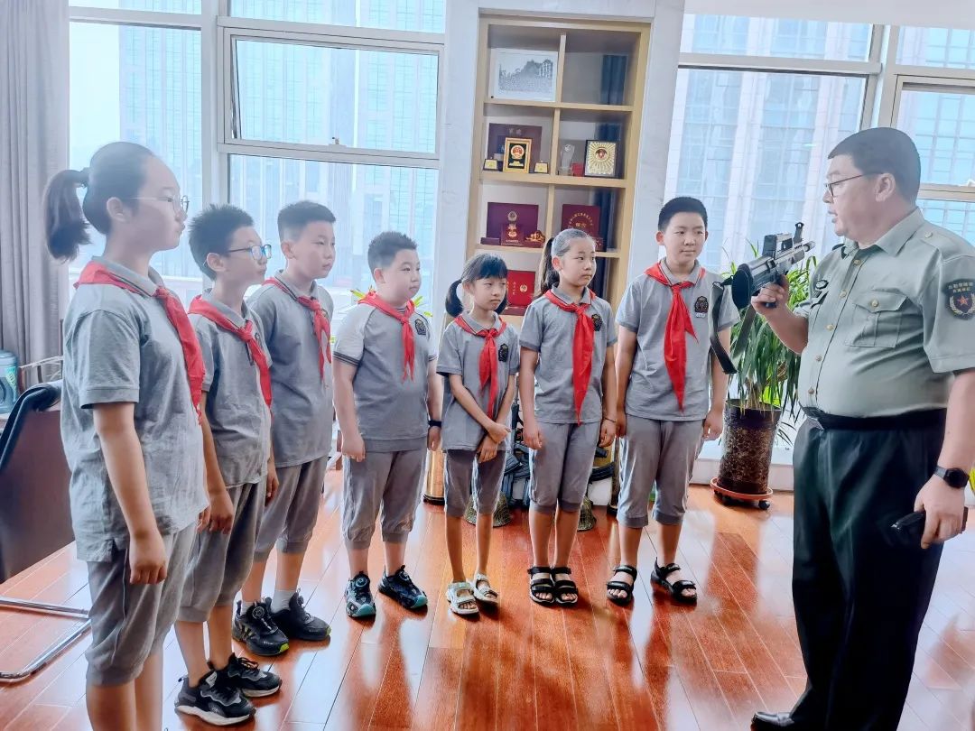 私立济南齐鲁学校张桂梅英雄中队走进爱国主义教育基地，一起见证革命先烈的丰功伟绩