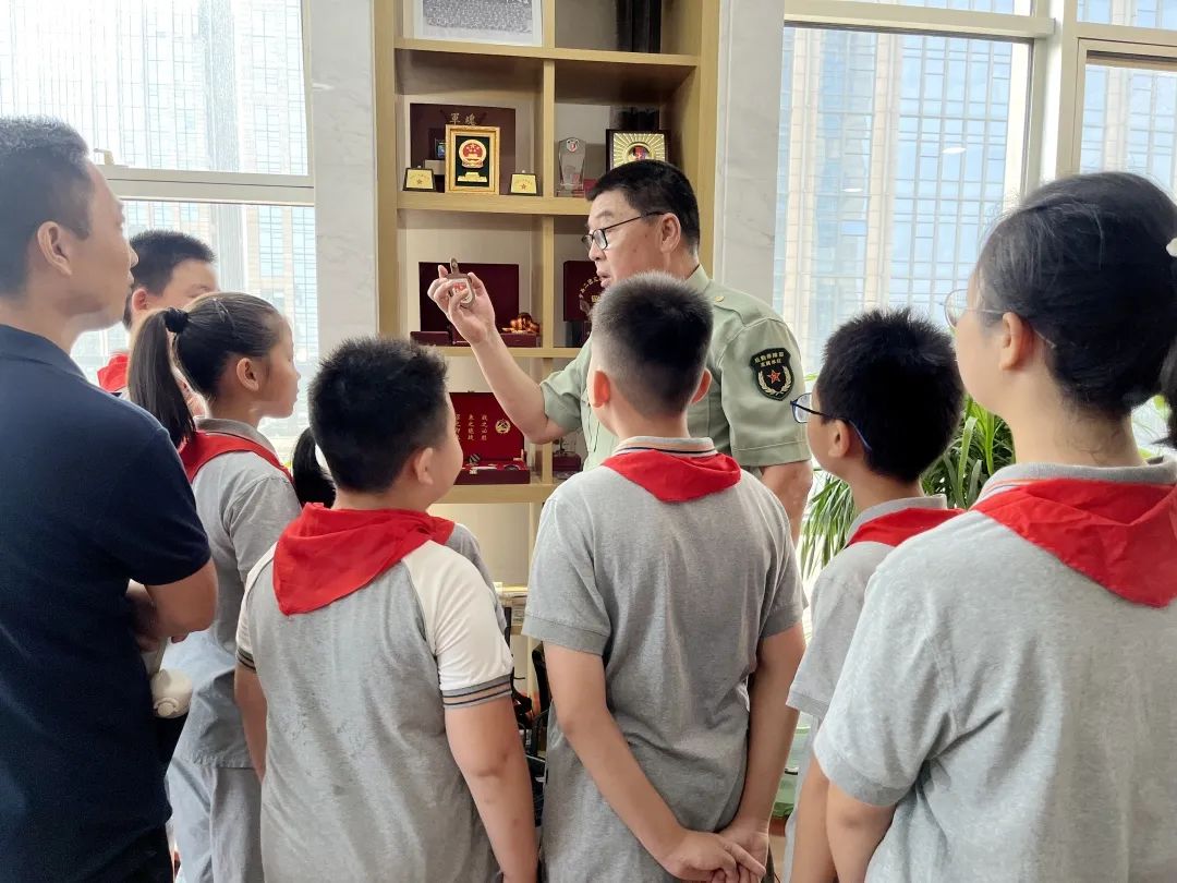 私立济南齐鲁学校张桂梅英雄中队走进爱国主义教育基地，一起见证革命先烈的丰功伟绩