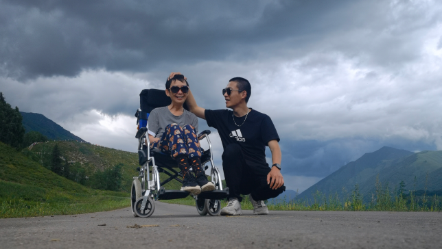河南商丘​男子辞职带渐冻症妈妈去新疆旅行：跨越1.5万公里，妈妈每天都笑着就是动力