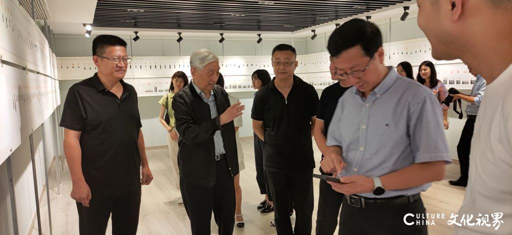 中国书协名誉主席张海到青岛大石美术馆考察指导