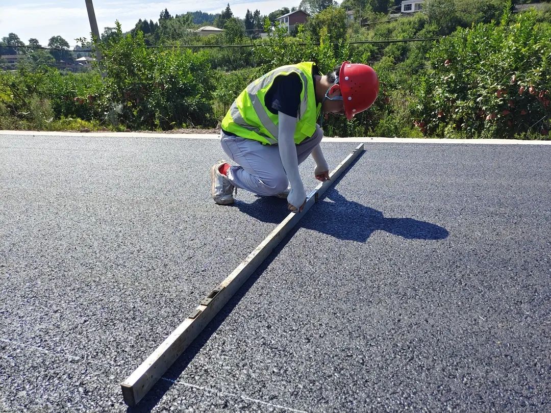 中铁隆工程集团助力乡村振兴 完成资阳市安岳一道路沥青路面施工工程