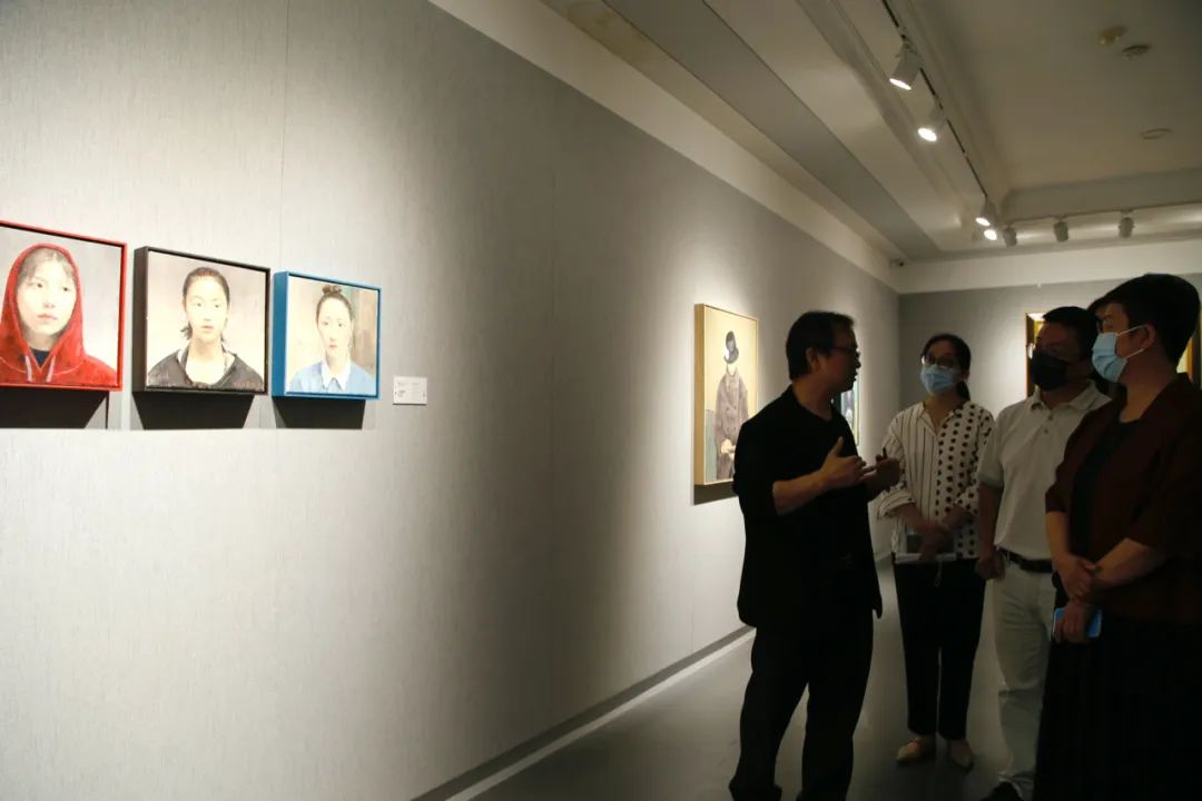 “光阴的故事——朱春林油画作品展”在大连美术馆开展，展期至9月4日