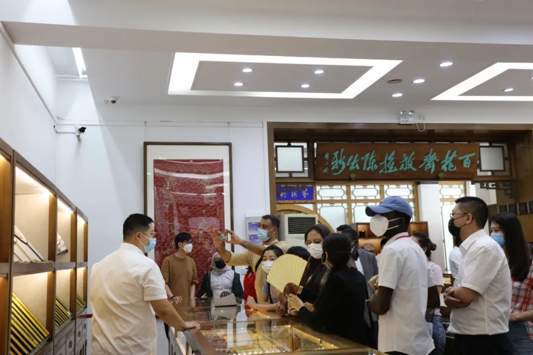 20多国记者走进荣宝斋，感受中国传统文化艺术的魅力