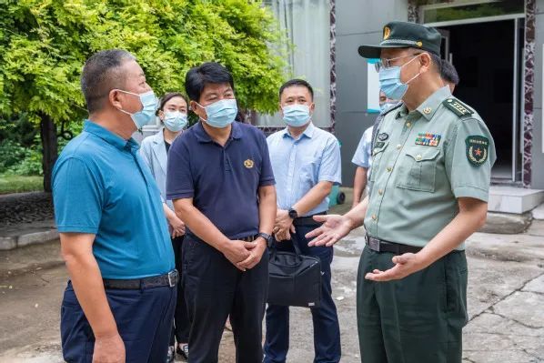 济南市委常委、济南警备区政委李鹏一行到山东外事职业大学济南校区督导调研防疫工作