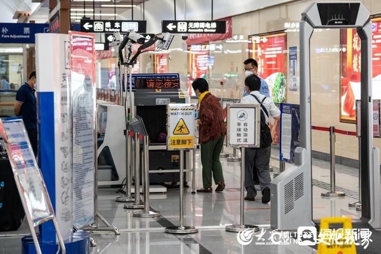 济南市电动代步工具禁上地铁首日：小伙骑电动平衡车进站被拦下
